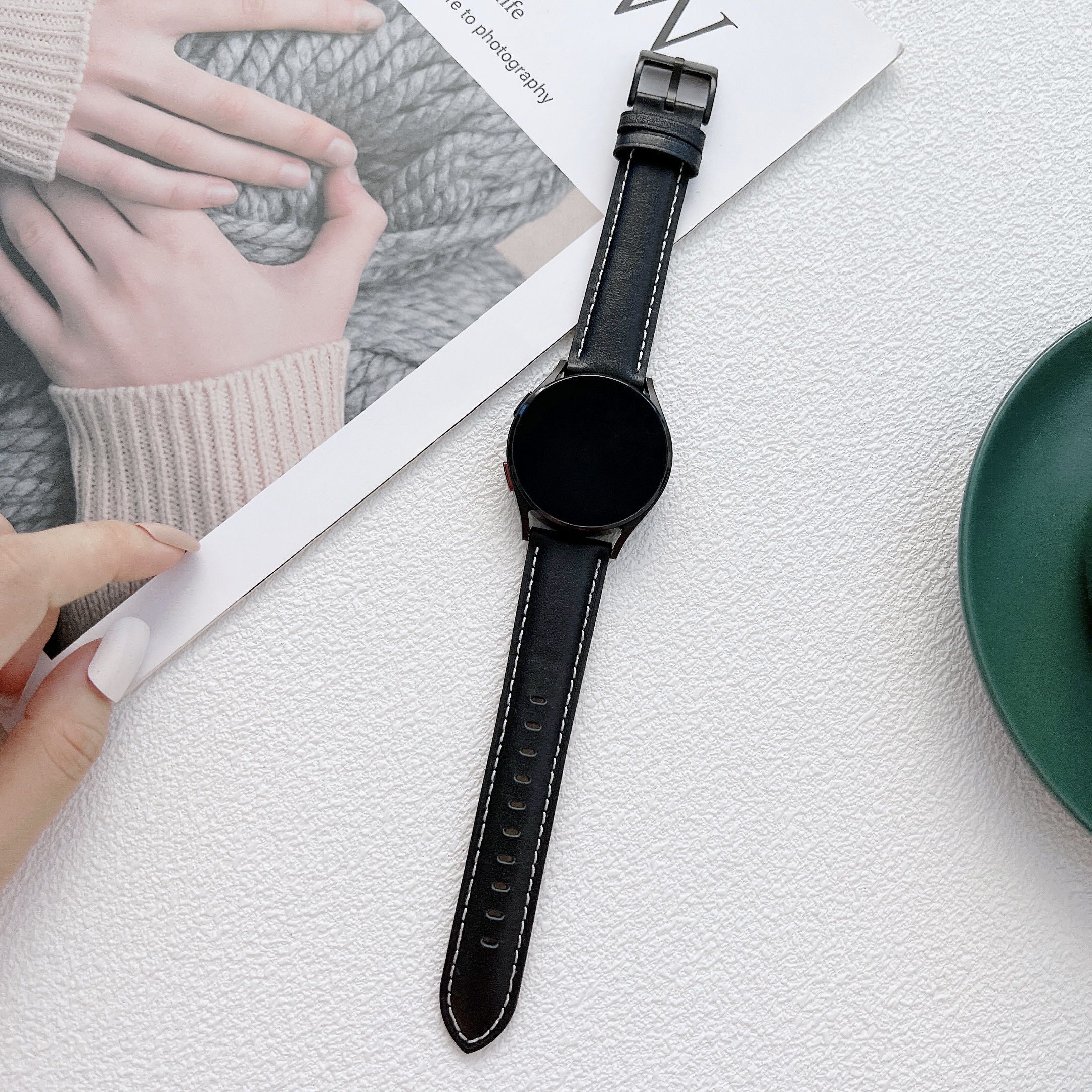 shkiryanij-reminecz-premium-dlya-samsung-galaxy-watch-active-12-samsung-galaxy-watch-41mm42mm-samsung-gear-sport-chornij-20mm-2.jpg