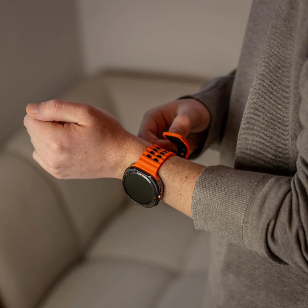 sylikonovyj-reminecz-classic-color-dlya-samsung-galaxy-watch-ultra-pomaranchevo-chornyj-7